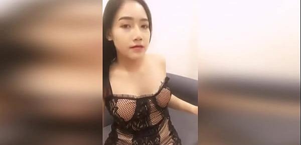 Amateur Asian girl rubs her pretty pussy